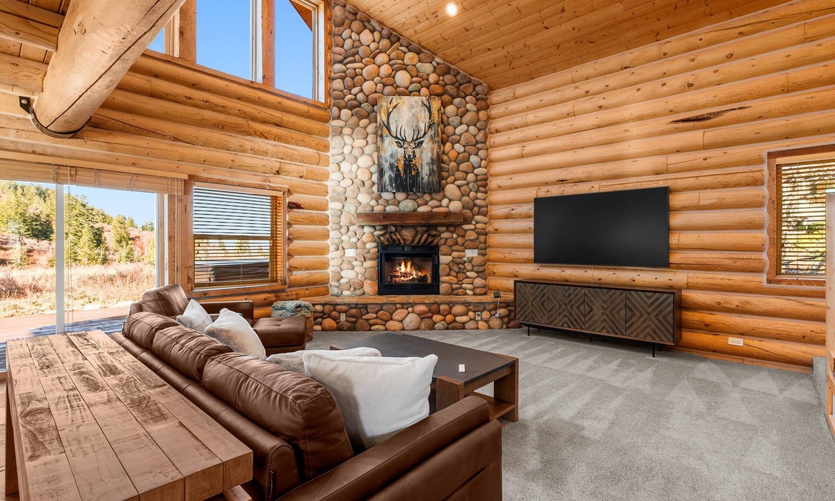 Summit Park House | The Crestview Cabin | Golf Simulator & Hot Tub