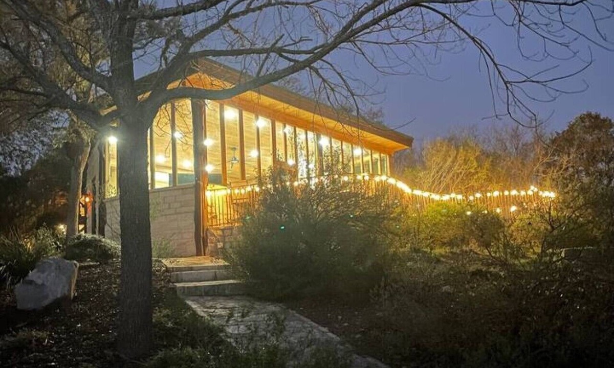 Buda Cottage | The Cross Patio Retreat - Designer Hill Country Studio with Scenic Views