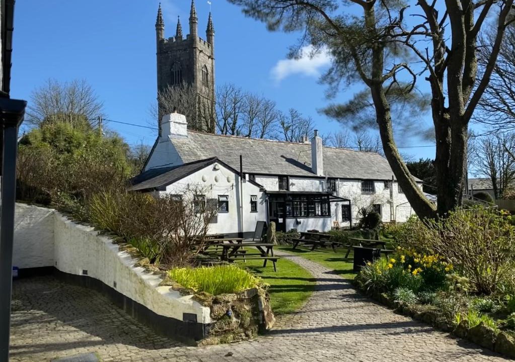 Lanlivery Hotel | The Crown Inn