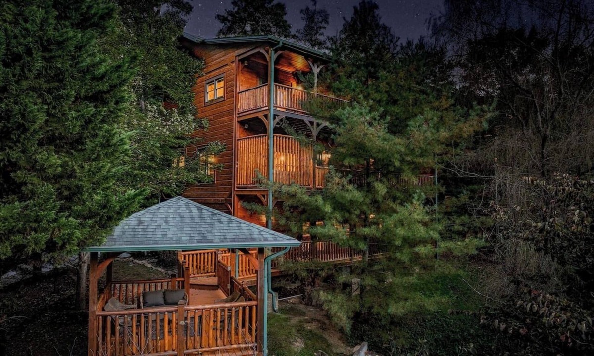 Gatlinburg Cabin | The Crown Jewel | Jacuzzi | Minutes to downtown