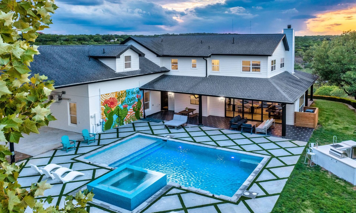Austin House | The Crown Jewel/Venue/Pool/Sleep 40