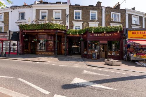 Hackney Central House | The Crown Pub & Guesthouse