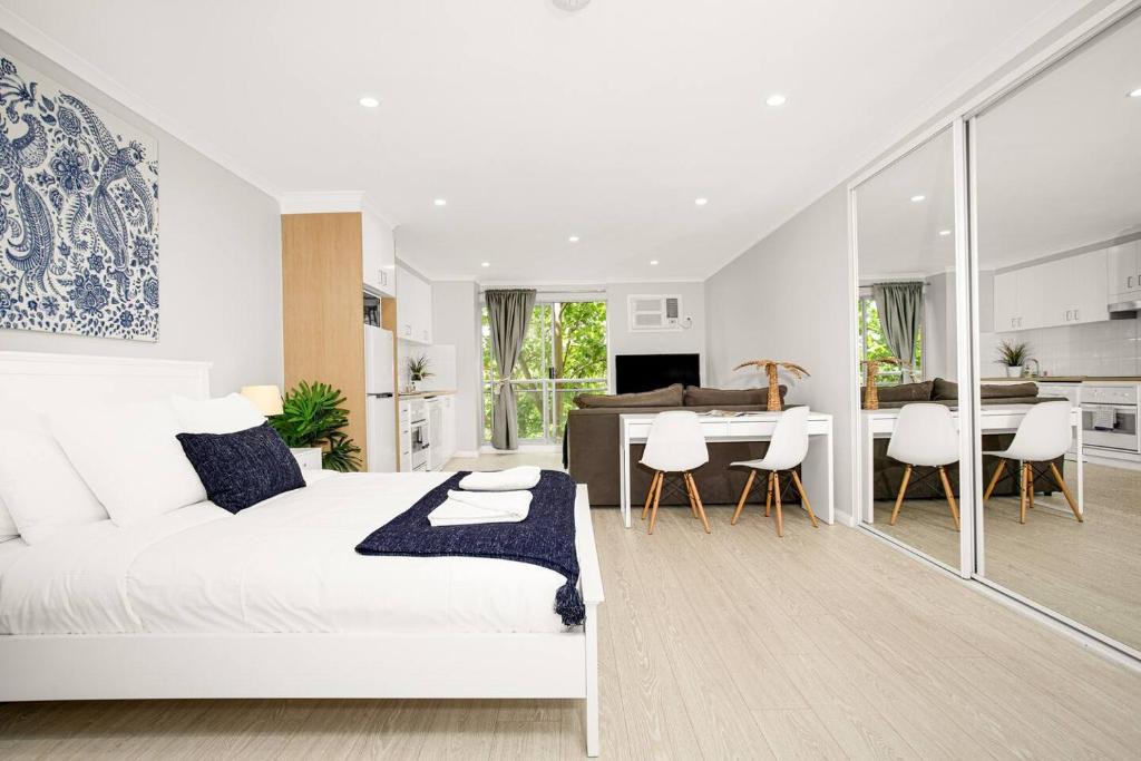 Crows Nest Apartment | 'The Crows Nest' Spacious Studio with Balcony