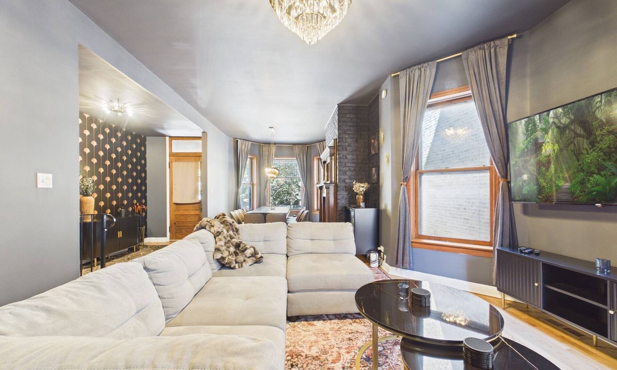 Wrigleyville Apartment | The Dakin Estate: 4BR Speakeasy | Walk to Wrigley