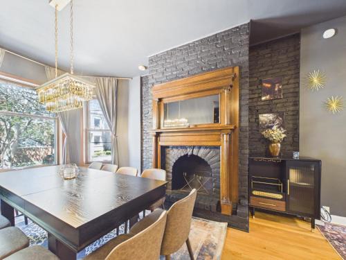 Wrigleyville Apartment | The Dakin Estate 4BR Speakeasy Walk to Wrigley