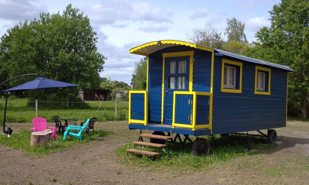 Le Vieil-Bauge Cottage | The dark blue puck mill trailer