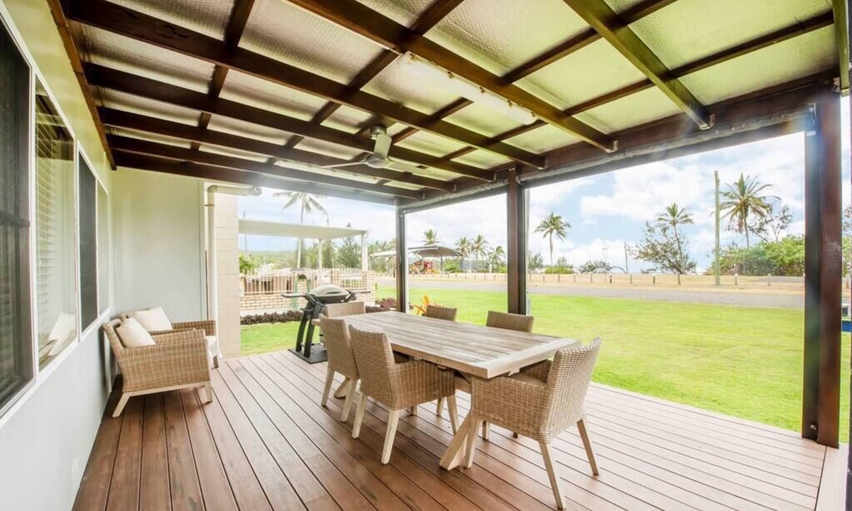 Grasstree Beach House | "The Deck" - Grasstree Beach Shacks