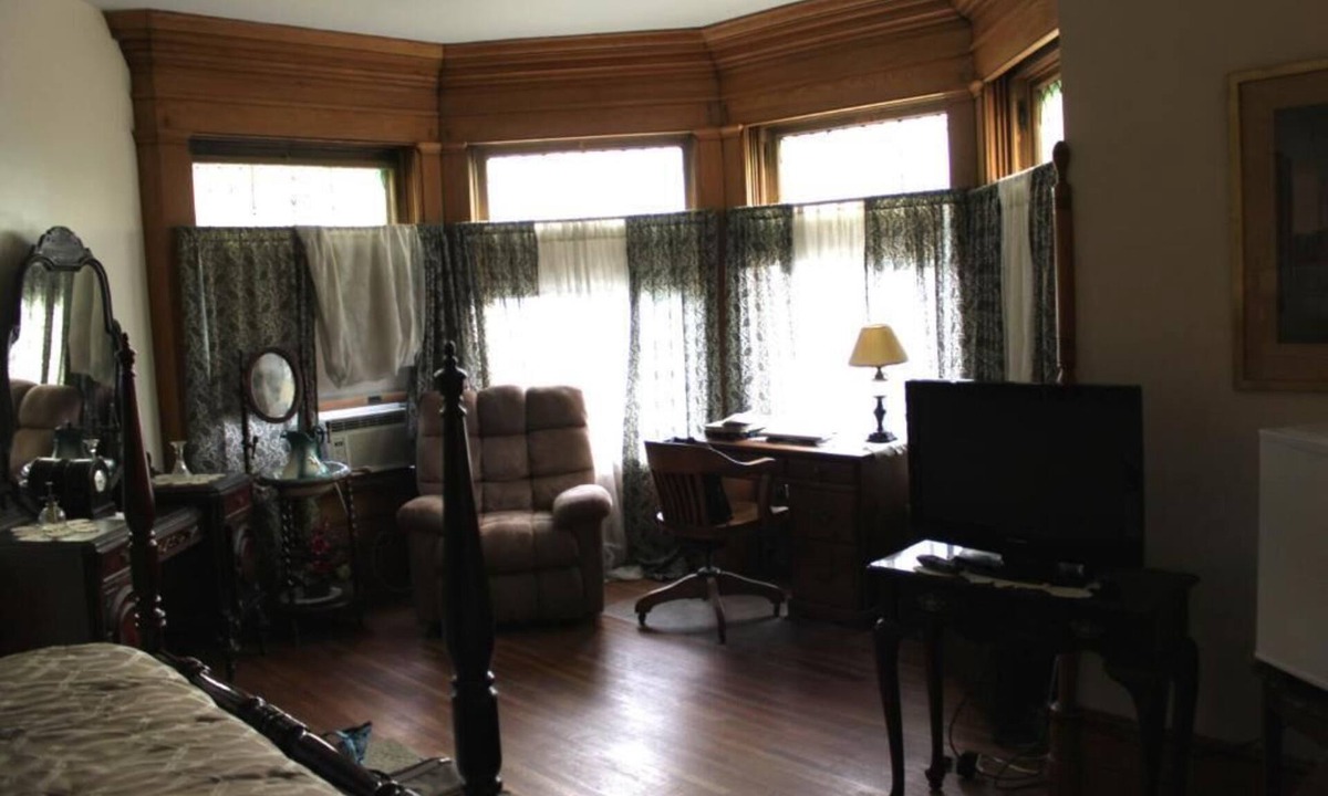 Towanda Bed & Breakfast | The Decker at Victorian Charm Inn