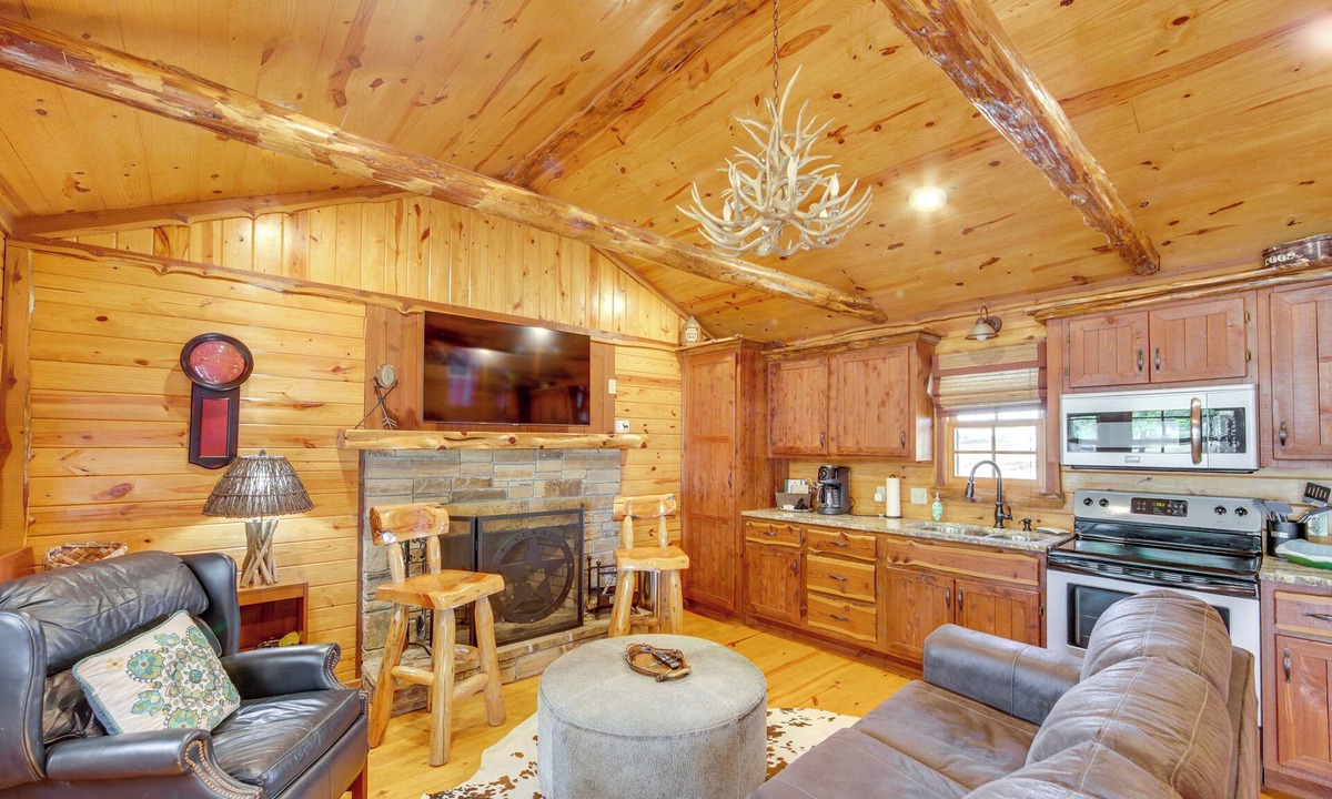 Edom Cabin | ‘The Deer’ Cabin Peaceful Refuge in East Texas