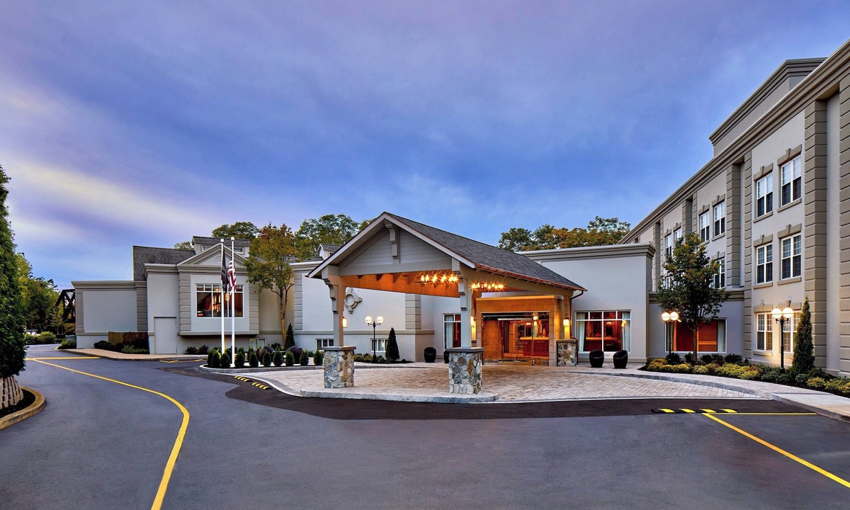 Pittsford Hotel | The Del Monte Lodge Renaissance Rochester Hotel & Spa