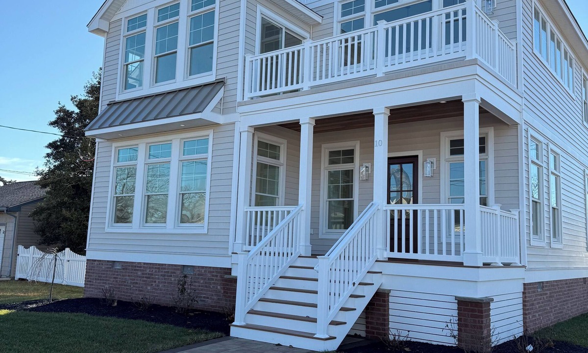 Town Bank House | “The Delford” Beach House only Steps to the Bay Beaches
