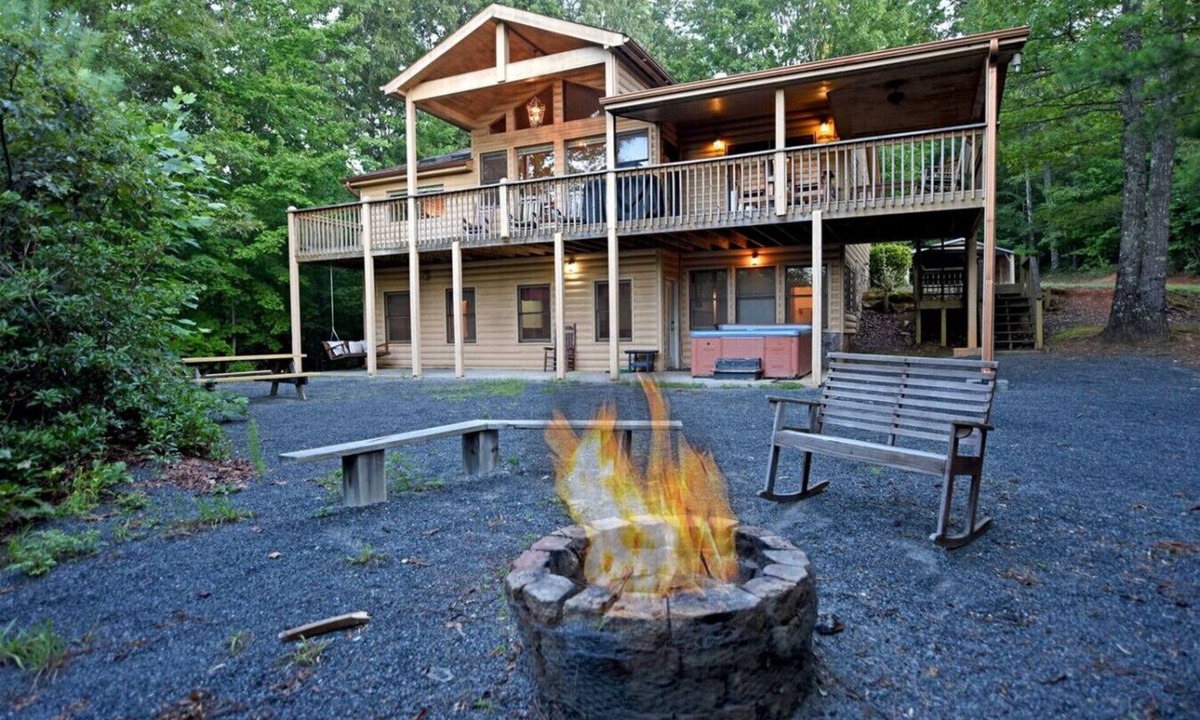 Foxfire Estates Cabin | The Denali Cabin | 6BR Mountain Retreat Hot Tub Game Room