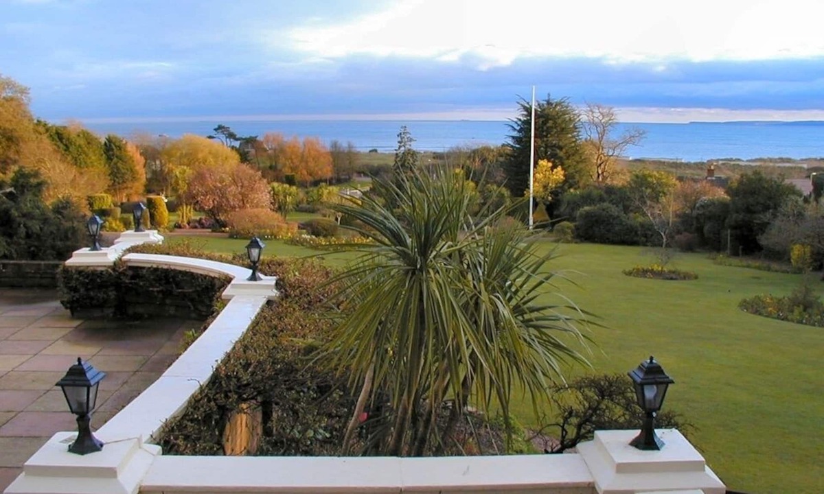 Exmouth Bed & Breakfast | The Devoncourt Resort