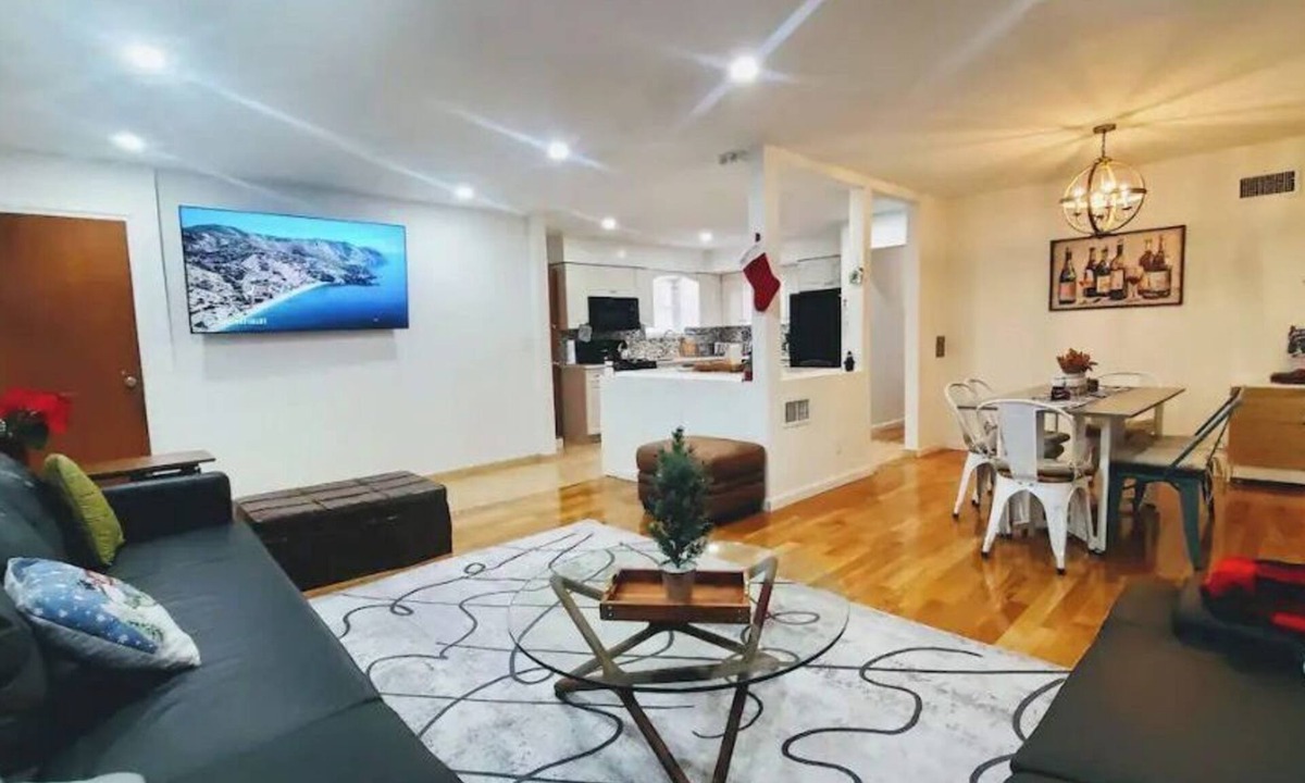 Jamaica Estates Apartment | The Devonshire/LVL2: LUX Xcape; subway@600 steps!