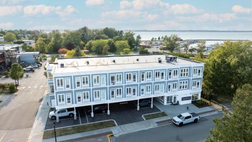 Elk Rapids Hotel | The Dexter By Kasa