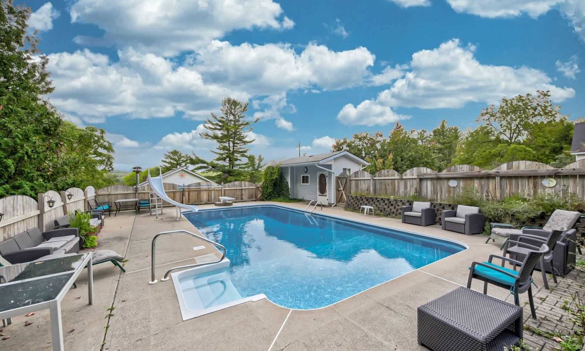 Penetanguishene House | The Discovery Retreat: Heated Pool, Hot Tub, Firepit, BBQ, Sauna, Game Room