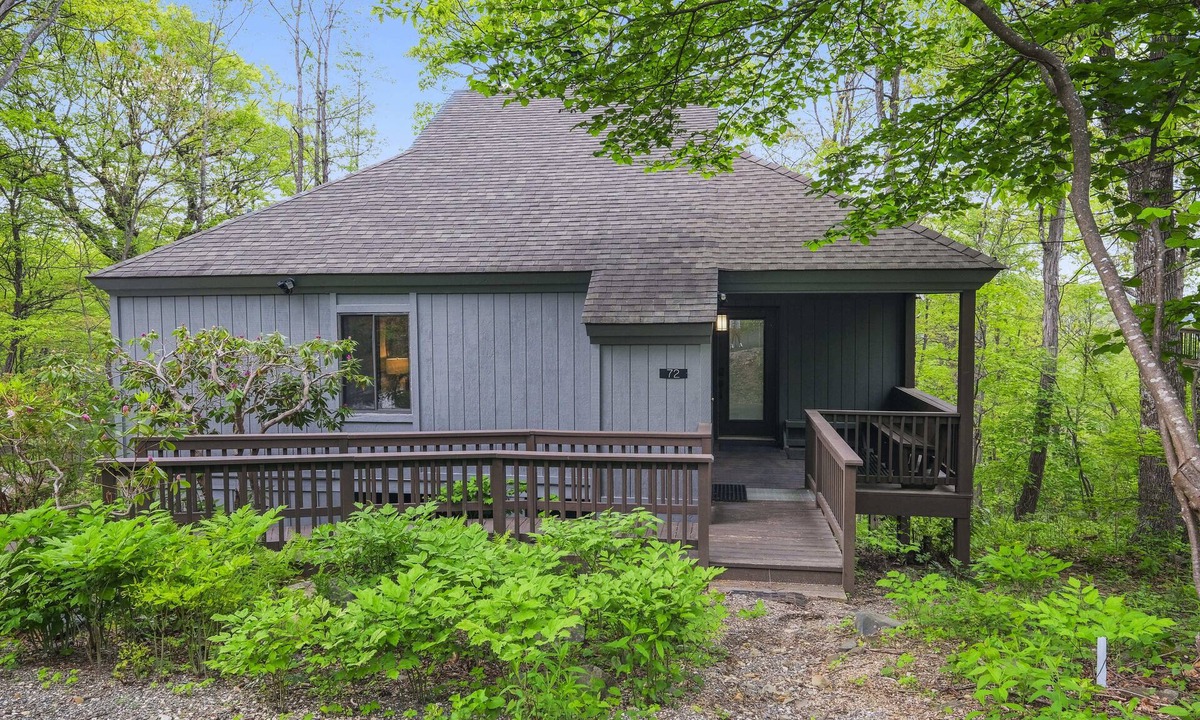 Treeloft House | The Distinguished Squirrel Chalet walking distance
