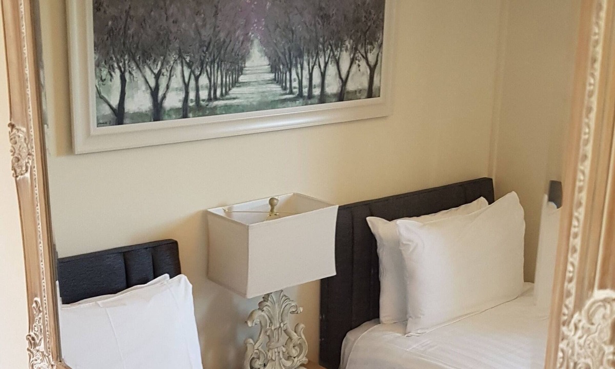 Halstead Hotel | The Dog Inn