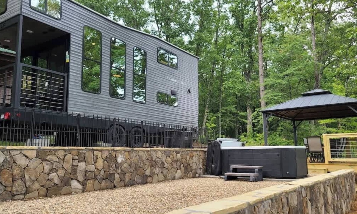 Tallassee House | The Dogwood. 180 degree views of the Smoky Mtns