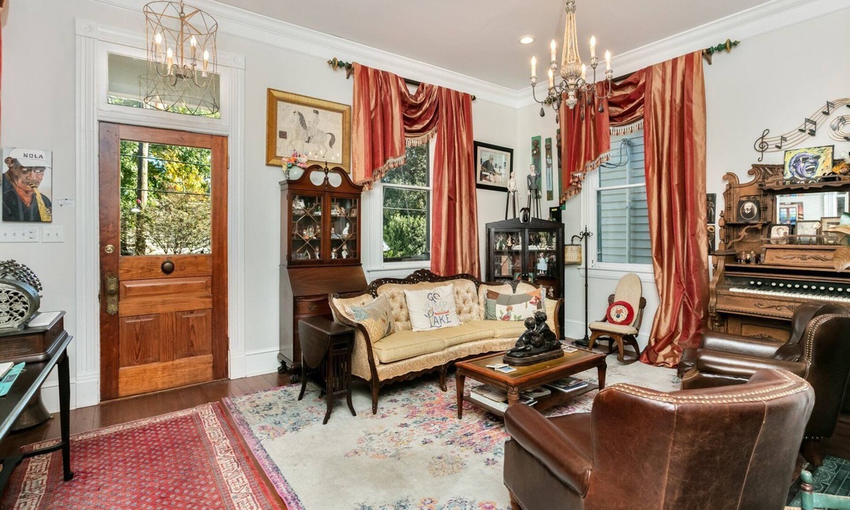 Natchez House | The Dollhouse | 3/2 | Walk to Downtown