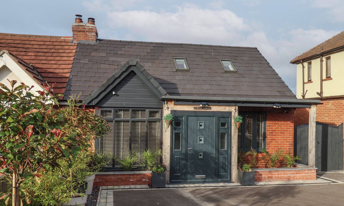 Cayton Bay House | THE DOLLHOUSE, pet friendly, country holiday cottage in Cayton Bay