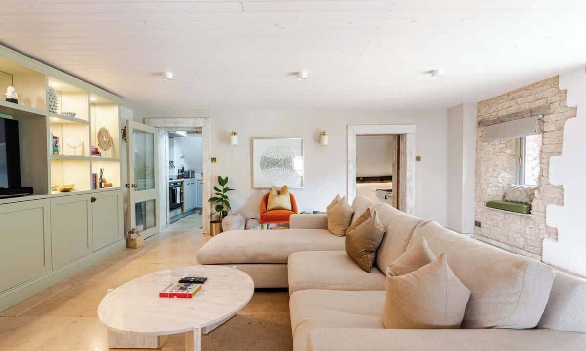 Brimpsfield House | The Dovetail - Cotswold Living