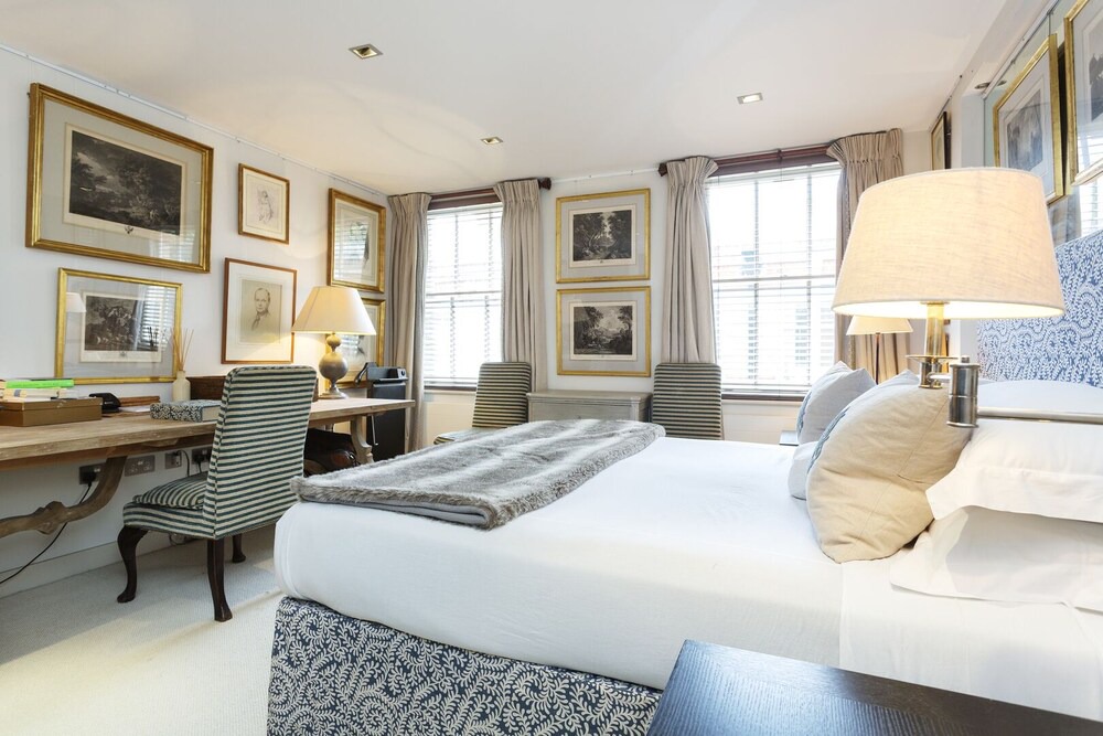 Belgravia Apartment | The Drawing Room, by Veeve