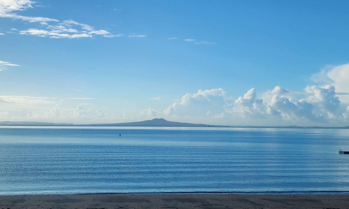 Arkles Bay Bed & Breakfast | The Drift - Arkles Bay.nStudio. 200m from the beach.