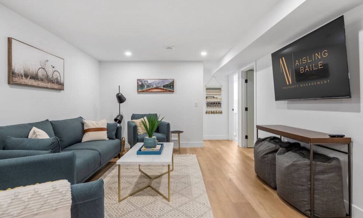 Southeast Calgary House | The Duchess | 5 Min from Chinook | Upscale | Pets