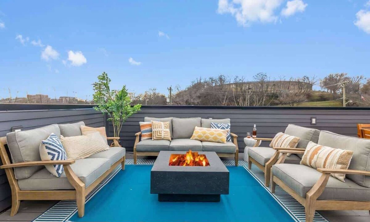 Eighth Avenue House | The Duet - Rooftop Lounge + 1.5 miles to Broadway.
