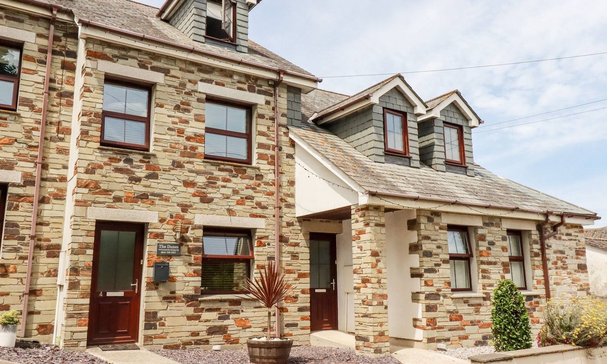 Crantock Cottage | THE DUNES, pet friendly, with a garden in Crantock
