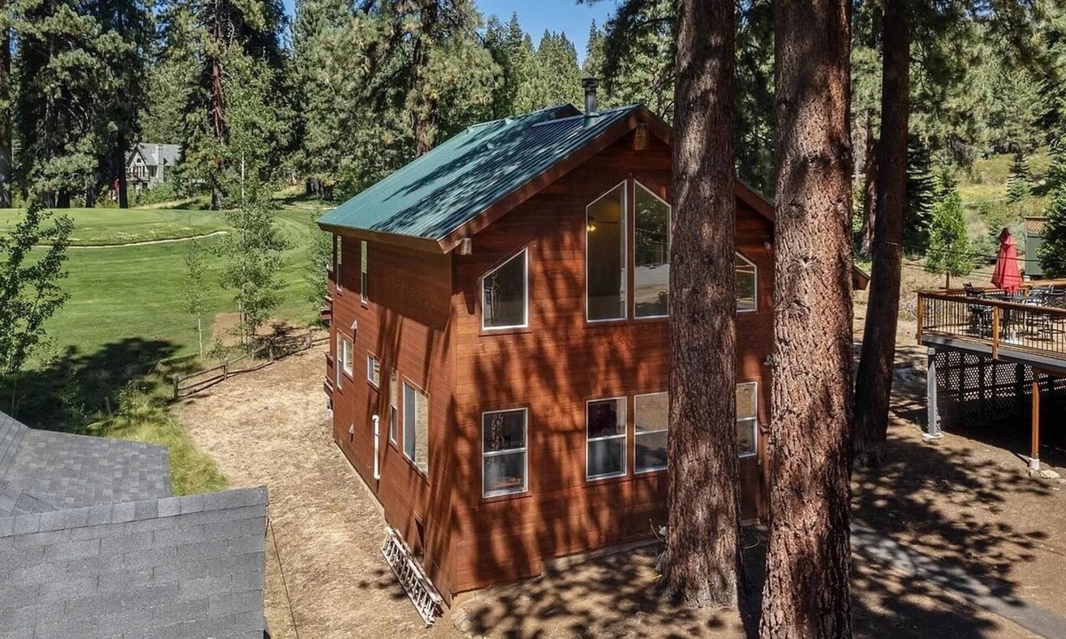 Kings Beach House | "The Eagle & The Bear" Lake Tahoe -Golf Course 3 BR Home- Walk to Beach