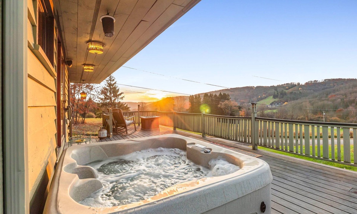 Ellicottville House | The Eagles Nest – Couples Escape - Hot Tub & Views!