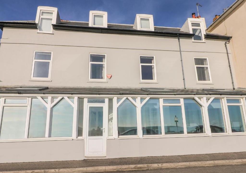 Sandgate House | The Eaves