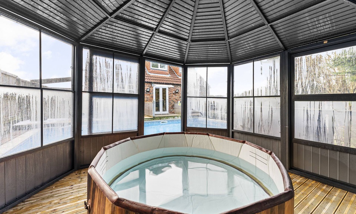 Flamborough Villa | The Eaves - Private Pool - Hot Tub - Pets Allowed
