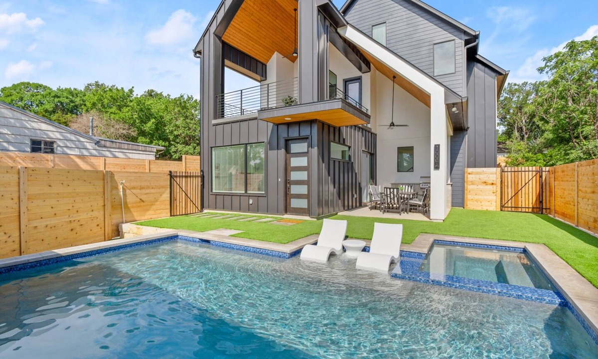 Westfield House | The Eddy Retreat - Downtown Views with Pool + Hot Tub