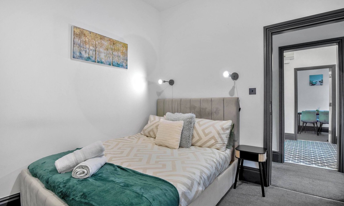 Moseley Apartment | The Elegant Escape - 2 Bed Ensuite with Parking