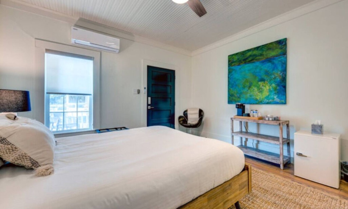 Warrenton Apartment | The Elegant Room Three
