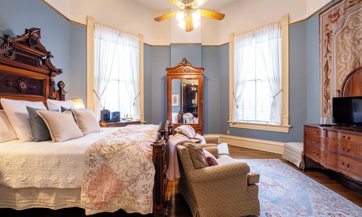 East of Broadway Hotel | The Eliza | Queen Suite | The Empress Hotel