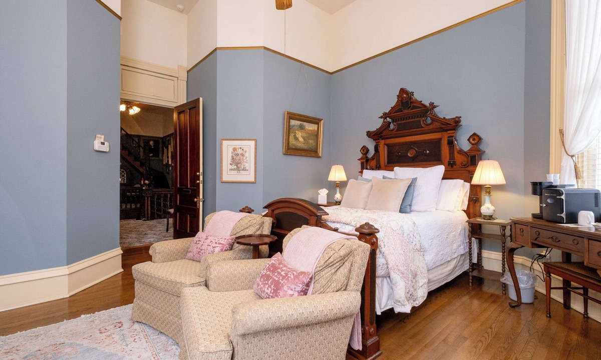 East of Broadway Hotel | The Eliza | Queen Suite | The Empress Hotel