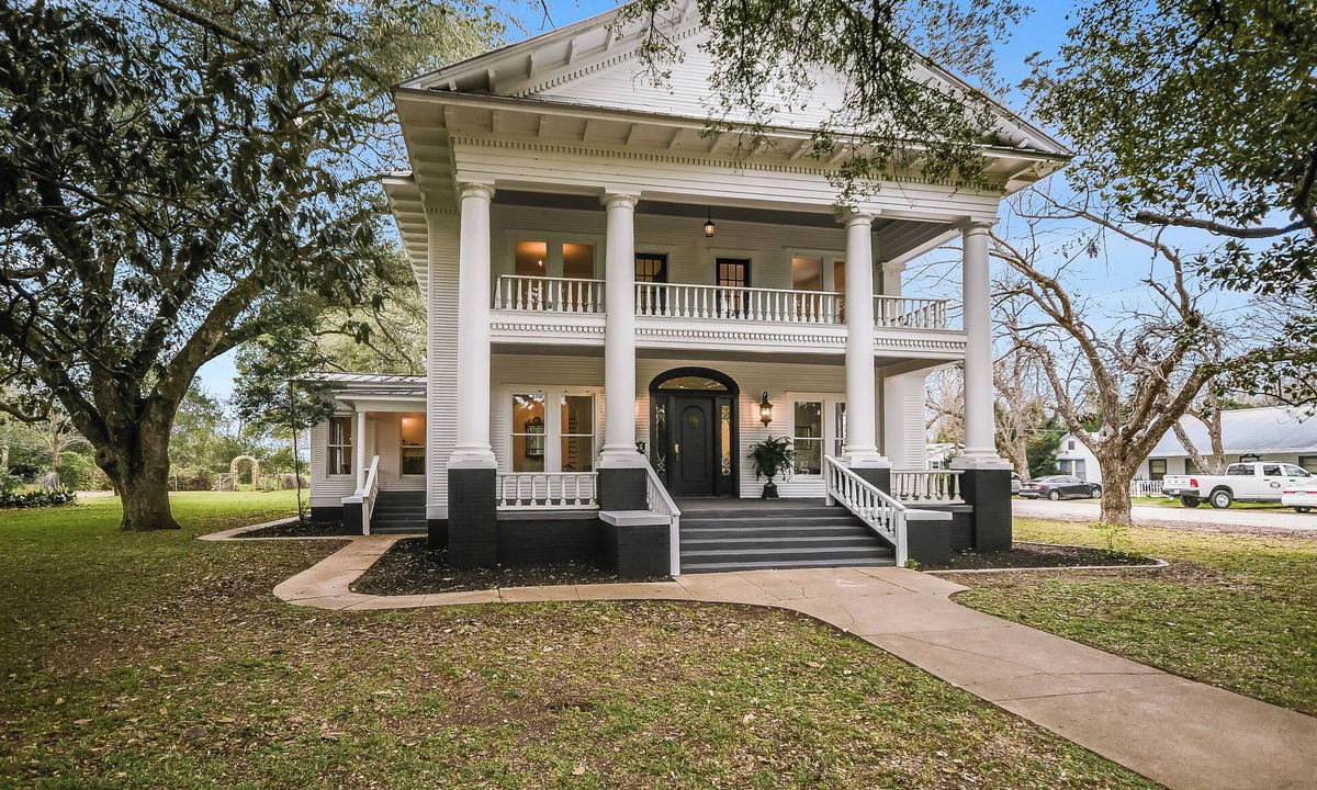 Smithville House | The Ella Norah. A Luxury Retreat. Pool and Spa. Steps to Main Street.