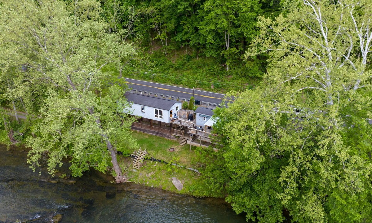 Talcott House | The Eloise - Stylish 3BR, 2 Bath Cottage on Greenbrier River, WV incl. AC, WiFi