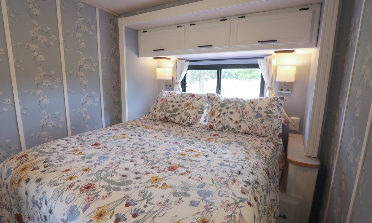 Niagara Falls House | The EM Sightseer Stationary RV