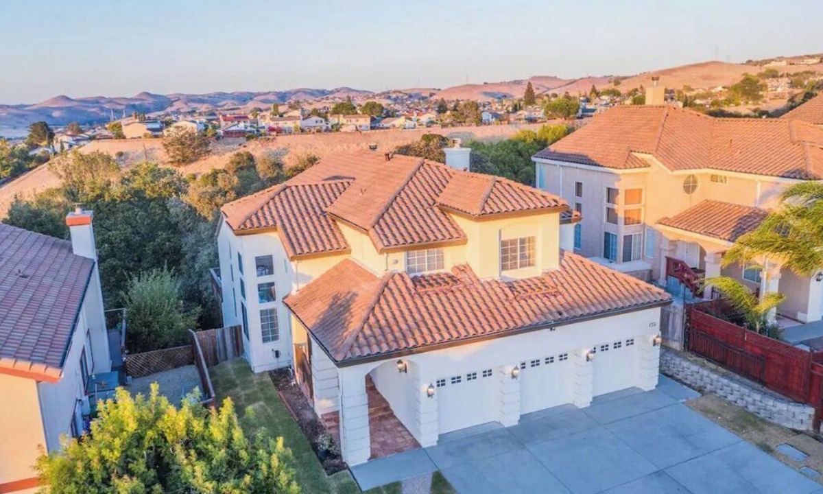 Hercules House | The Emerald Gem