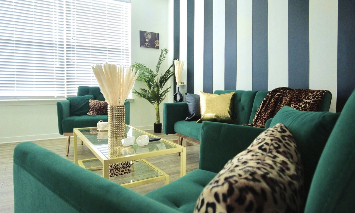 Mableton Apartment | The Emerald Kingdom sleeps 8!