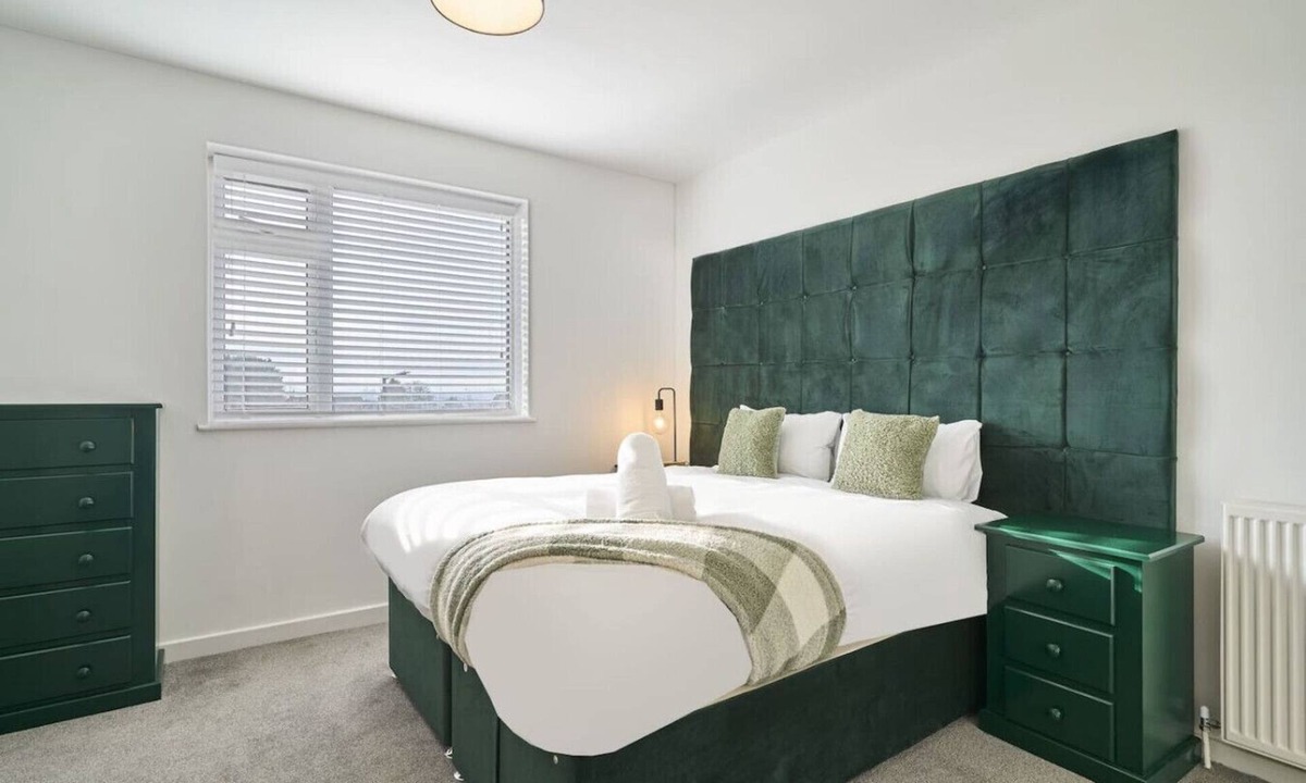 Staple Hill Apartment | The Emerald | Sleeps 8 | Contractors | FreeParking