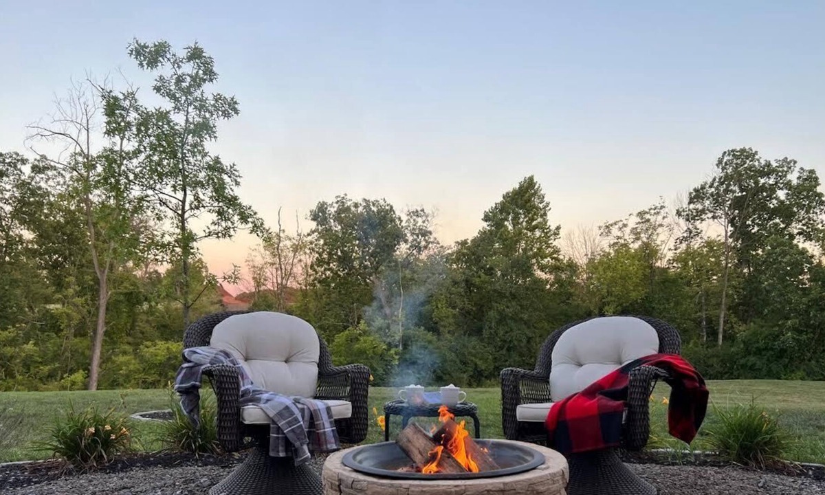 Denver House | The Enchanted Hideaway: Comfy King Bed & Fireplace