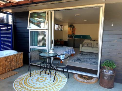 Otorohanga Bed & Breakfast | The End Lounge B&B