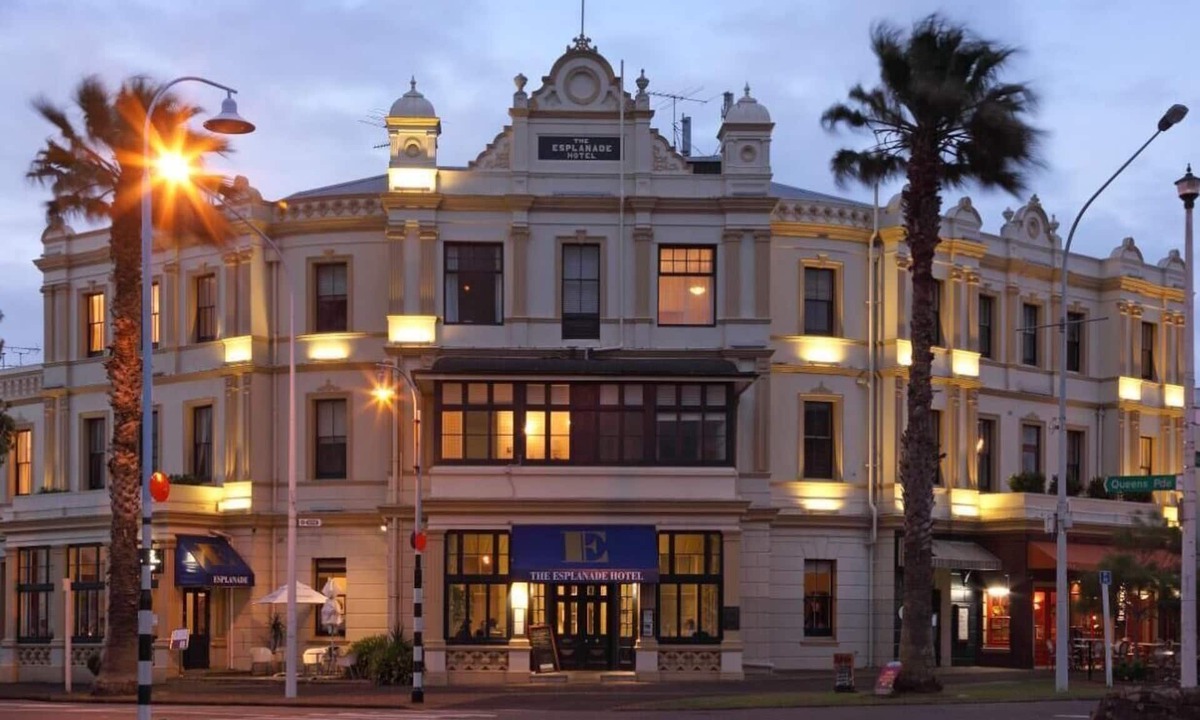 Devonport Hotel | The Esplanade Hotel
