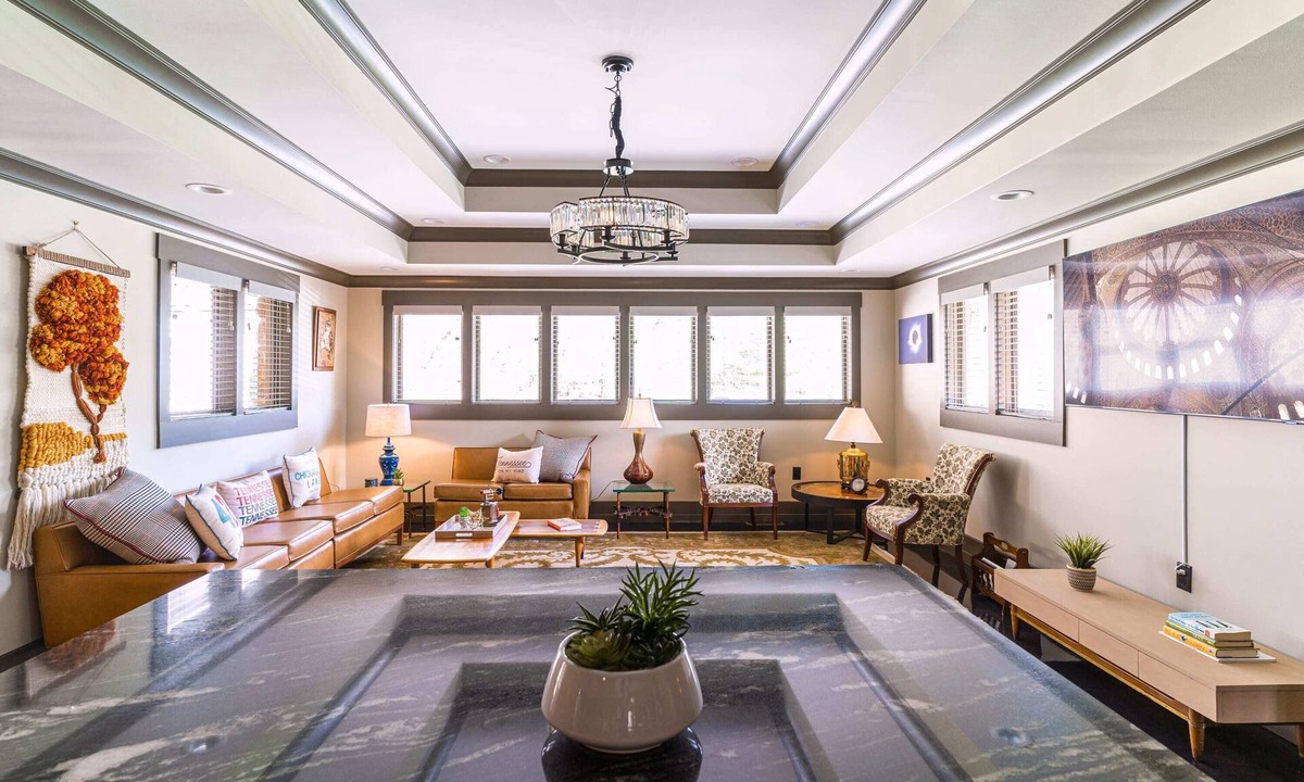 South Pittsburg House | The Estate - Luxury with Pool Table & Game Room